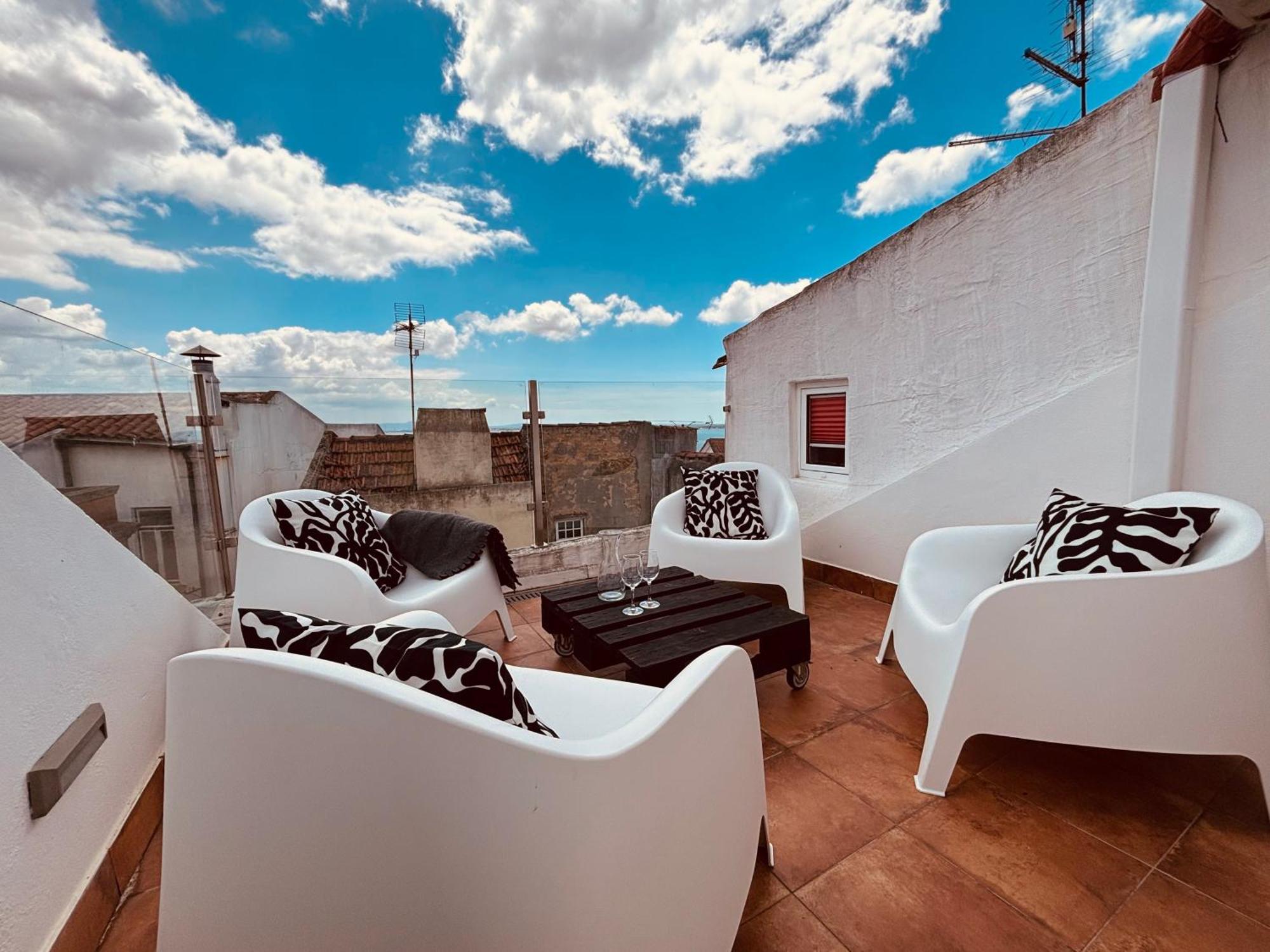 Cosy Alfama Hideout - With Rooftop Terrace Apartment